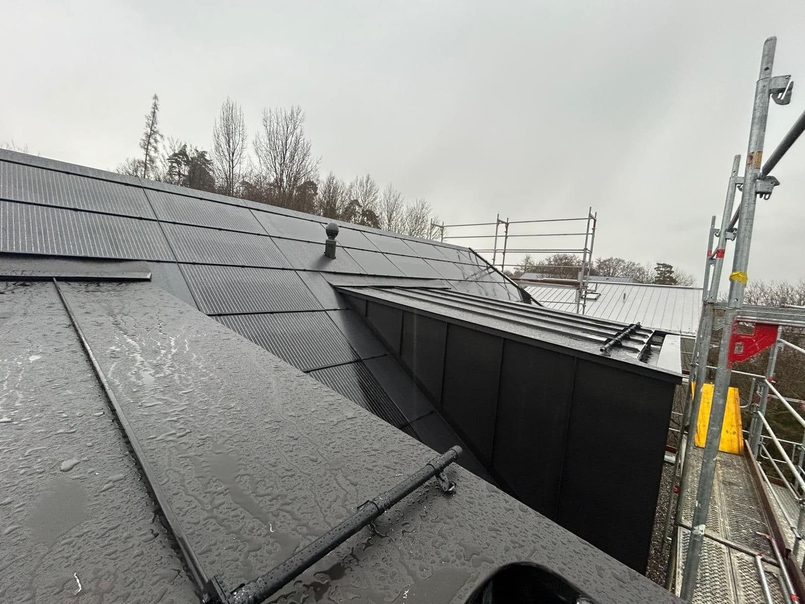 Stehfalzdach mit Indach-Solarintegration auf Baustelle im Kanton Bern