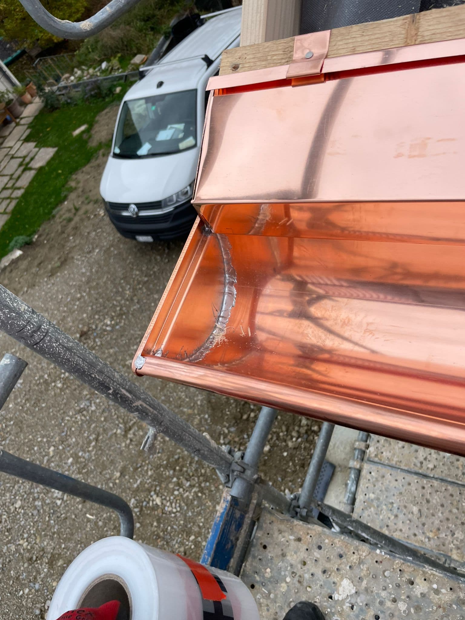 Frisch montierte Kupferrinne mit präzisem Anschlussdetail
