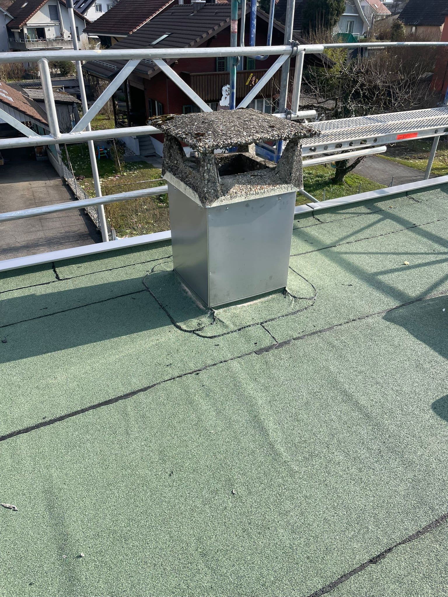 Spengler-Kaminverkleidung auf Flachdach mit Berner Aussicht