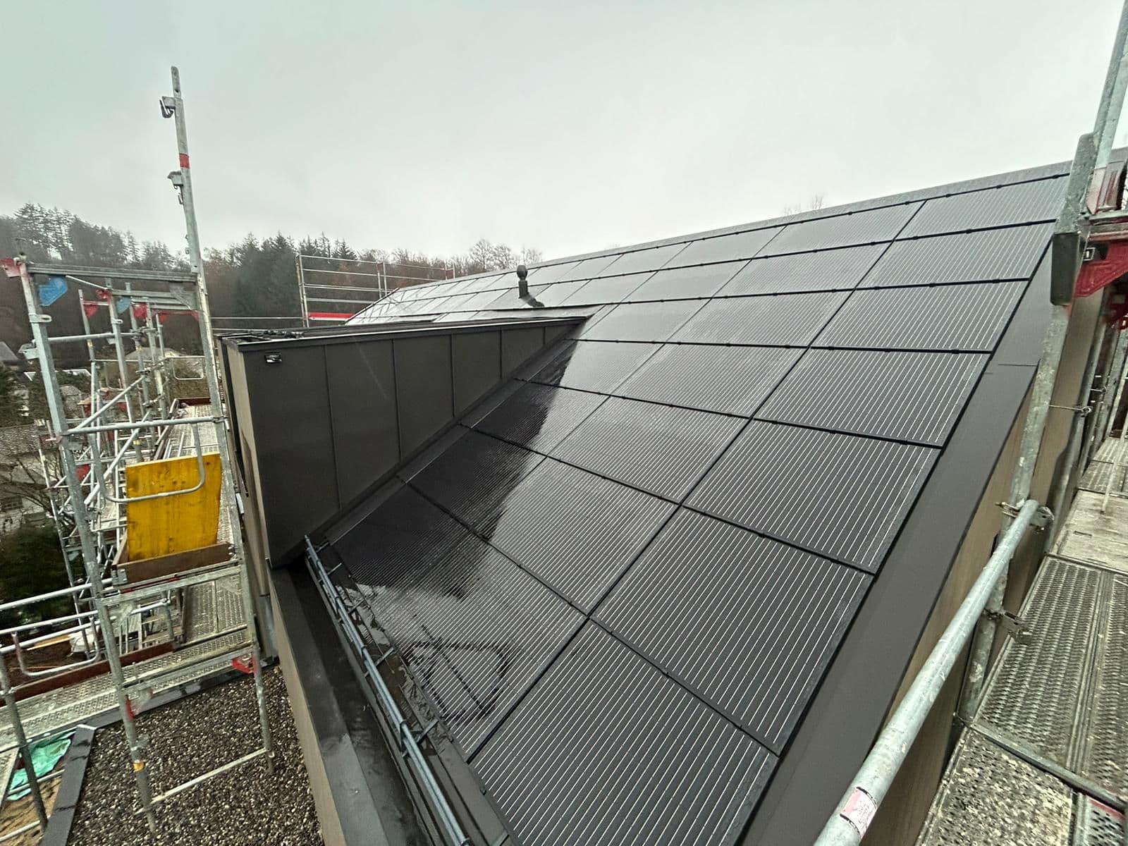 Stehfalzdach mit eingelassener Indach-Solaranlage bei Nieselregen
