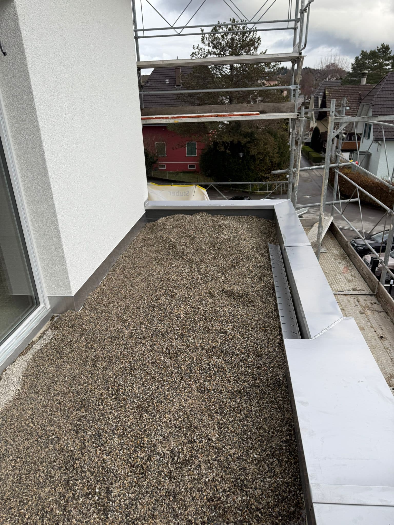 Flachbalkon mit neuer Spengler-Attika und Kiesfüllung
