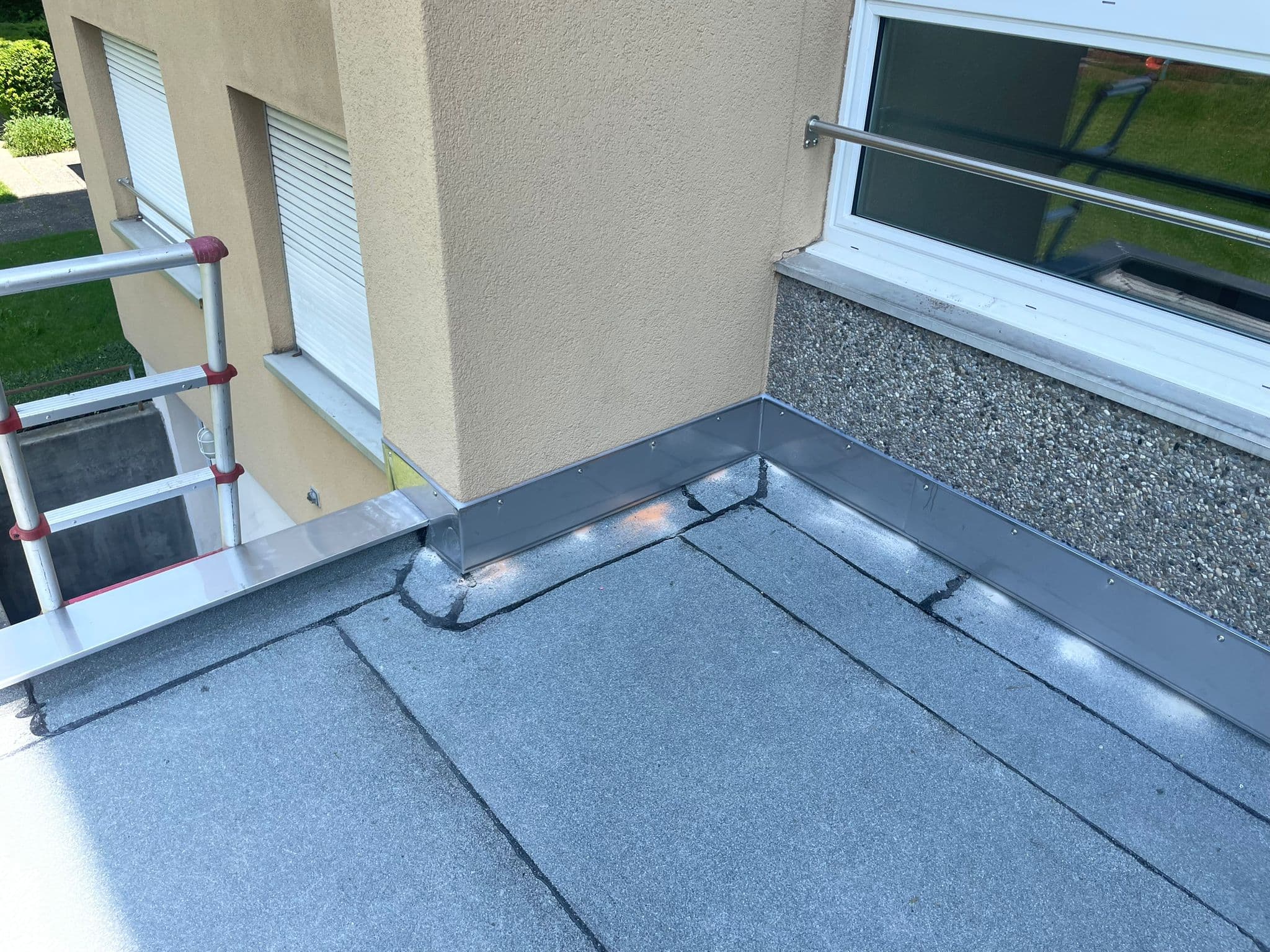 Balkonanschluss mit Aluminium-Verblechung an Bestandsbau