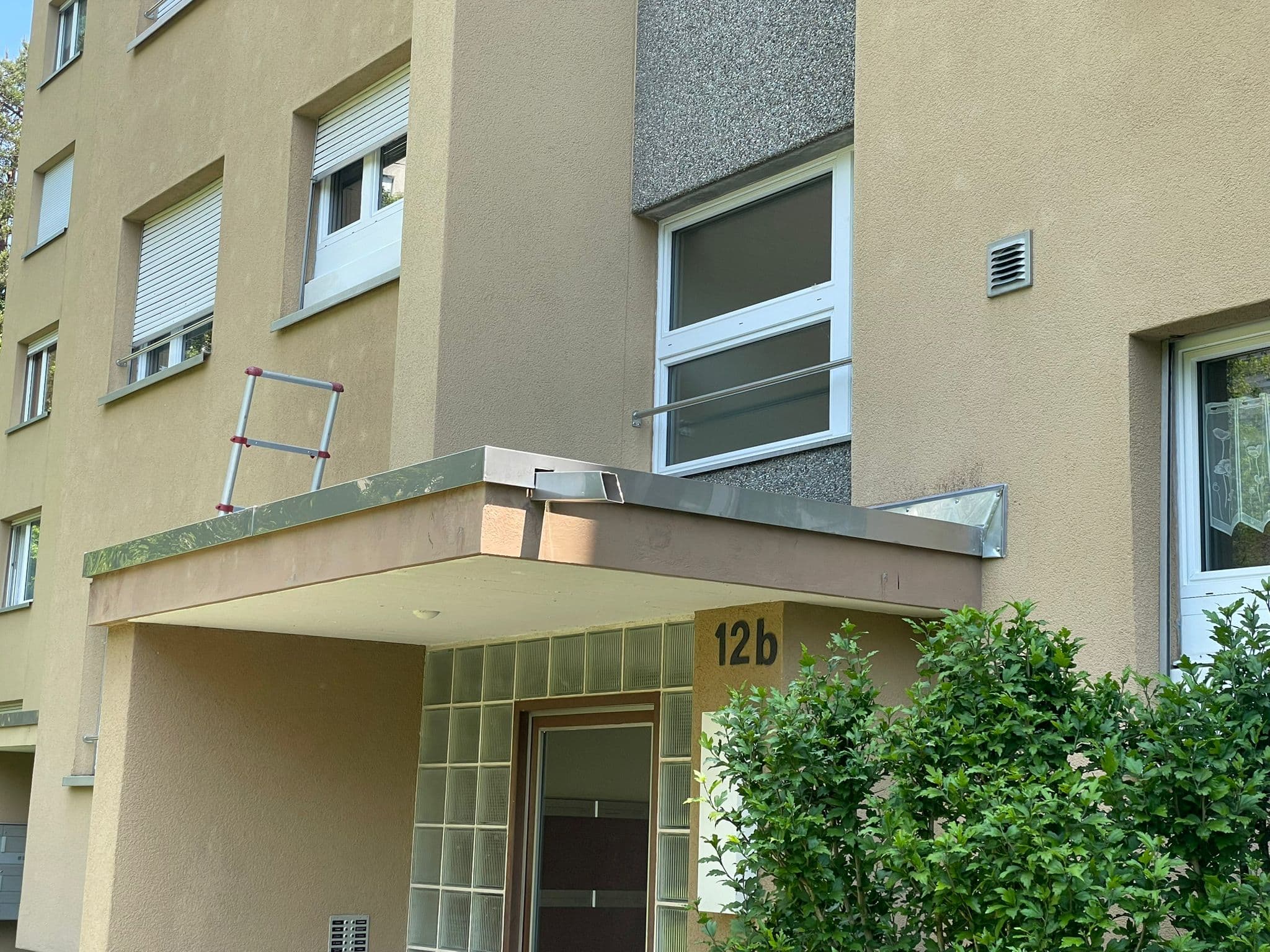 Fertig sanierter Eingangsvorbau mit Aluminium-Dachrand
