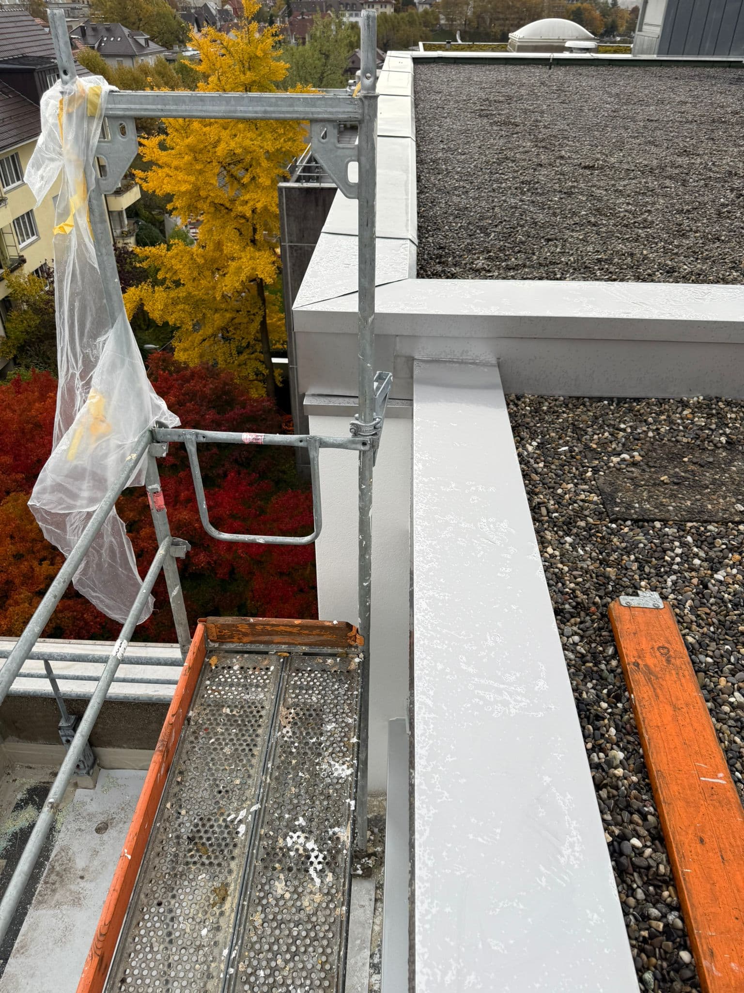Attikablech mit Kiesschüttung im Herbst